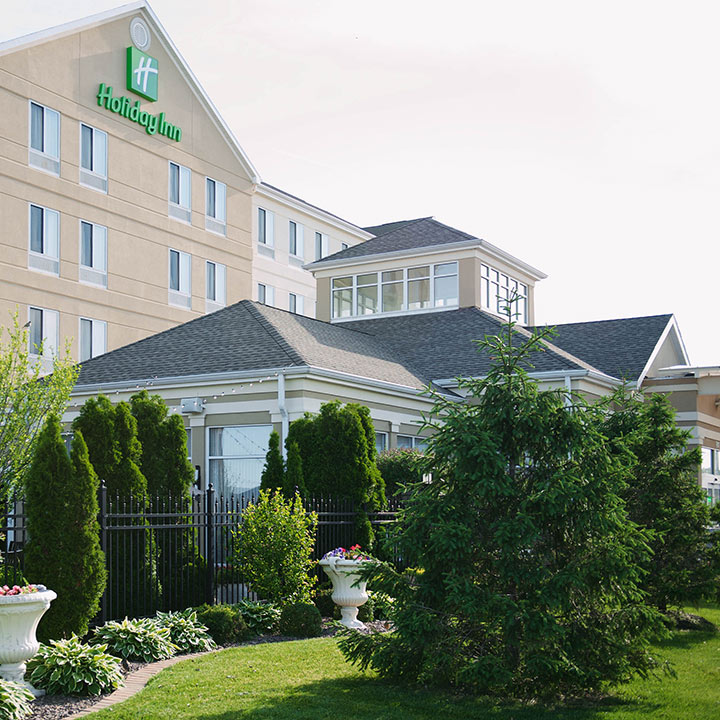 exterior of Holiday Inn in Effingham