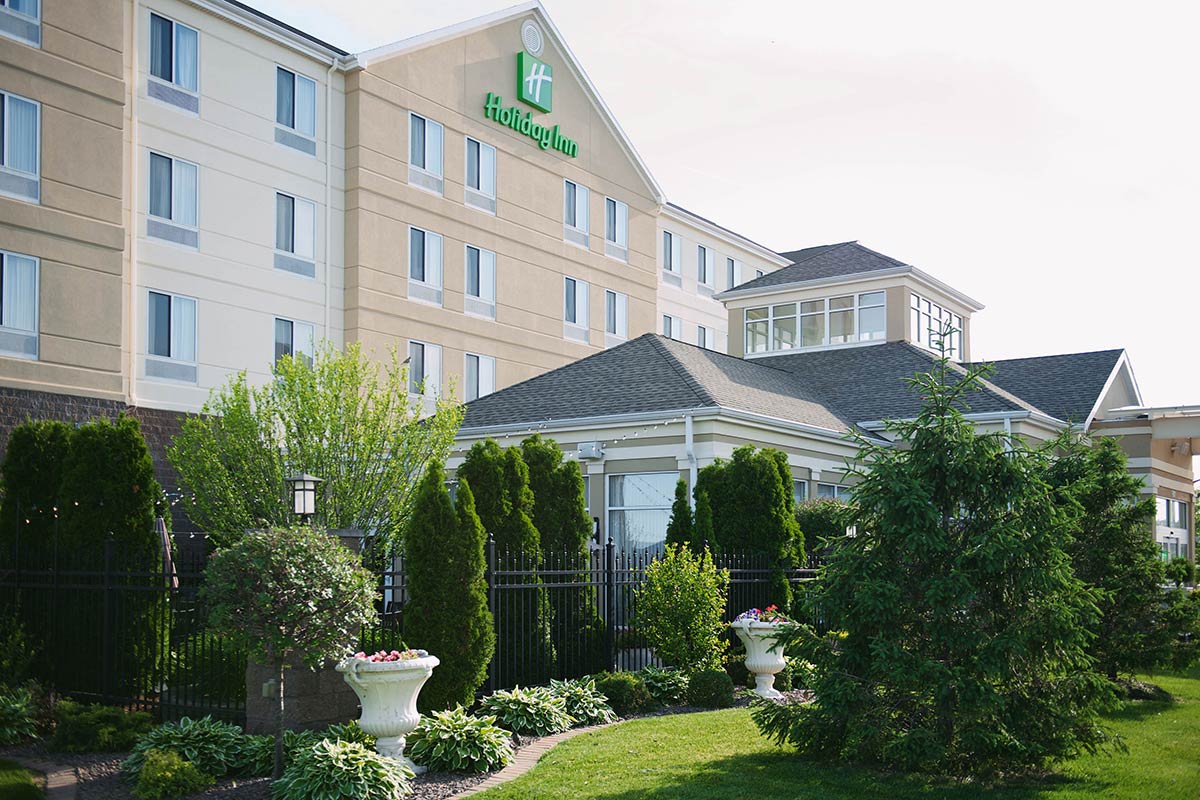 exterior of Holiday Inn in Effingham