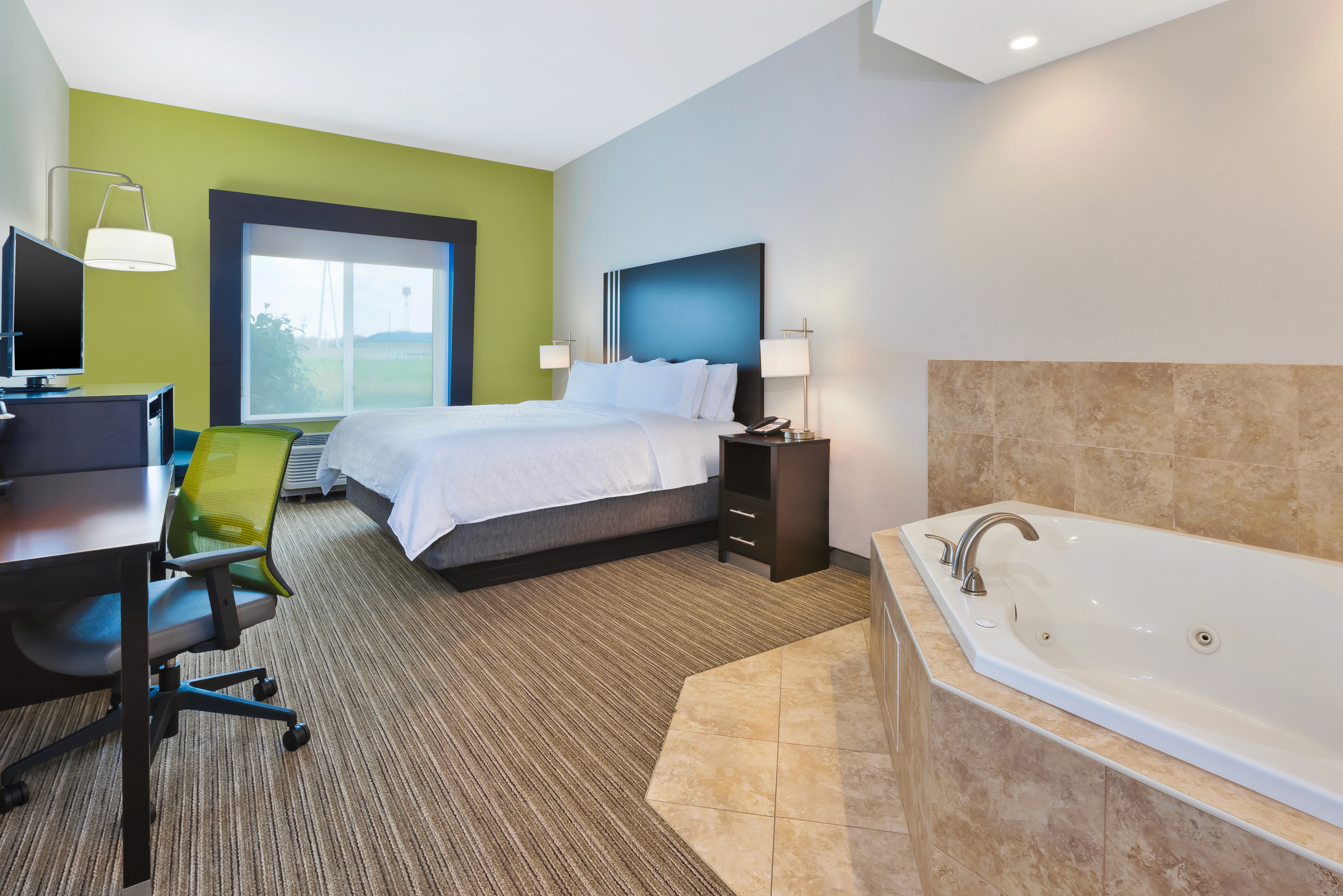 Holiday Inn Express Suite with Jacuzzi